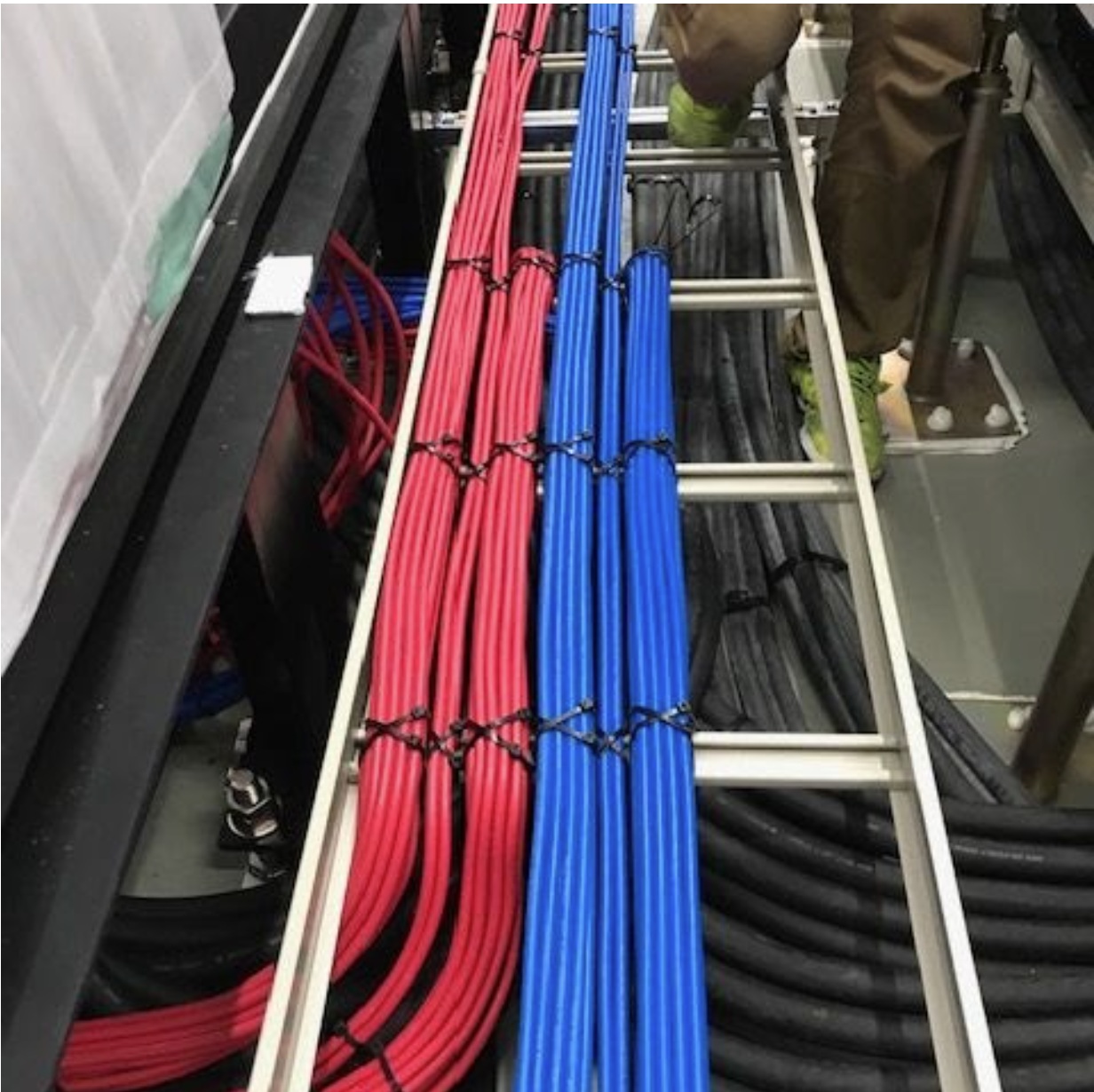 千葉データセンター ラック立画・機器用電源工事